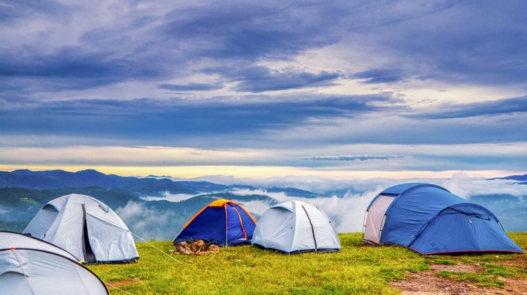 découvrez le plaisir du camping : évadez-vous en pleine nature, profitez de moments inoubliables en famille ou entre amis, et explorez les plus beaux paysages tout en savourant la tranquillité et l'aventure.