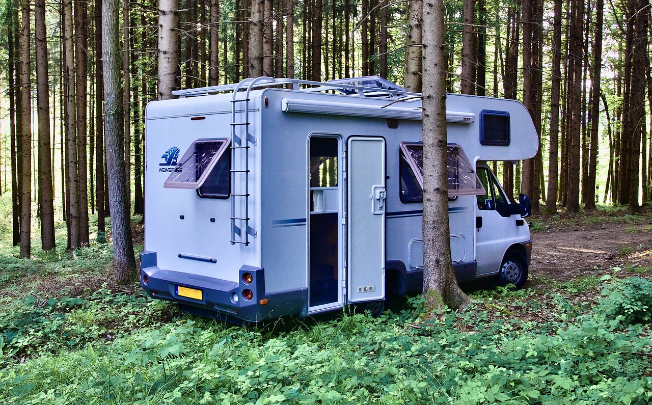 découvrez le plaisir de voyager avec un motorhome, un véhicule tout-en-un qui combine confort, liberté et aventures sur la route. explorez de nouveaux horizons tout en profitant d'un espace de vie agréable et fonctionnel. parfait pour les escapades en famille ou les randonnées entre amis, le motorhome est la solution idéale pour des vacances inoubliables.